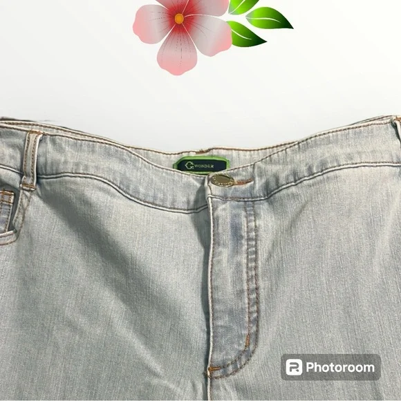 C Wonder jeans crop/capri size 22W light wash 5 pocket style button/zip closure - Picture 2 of 13